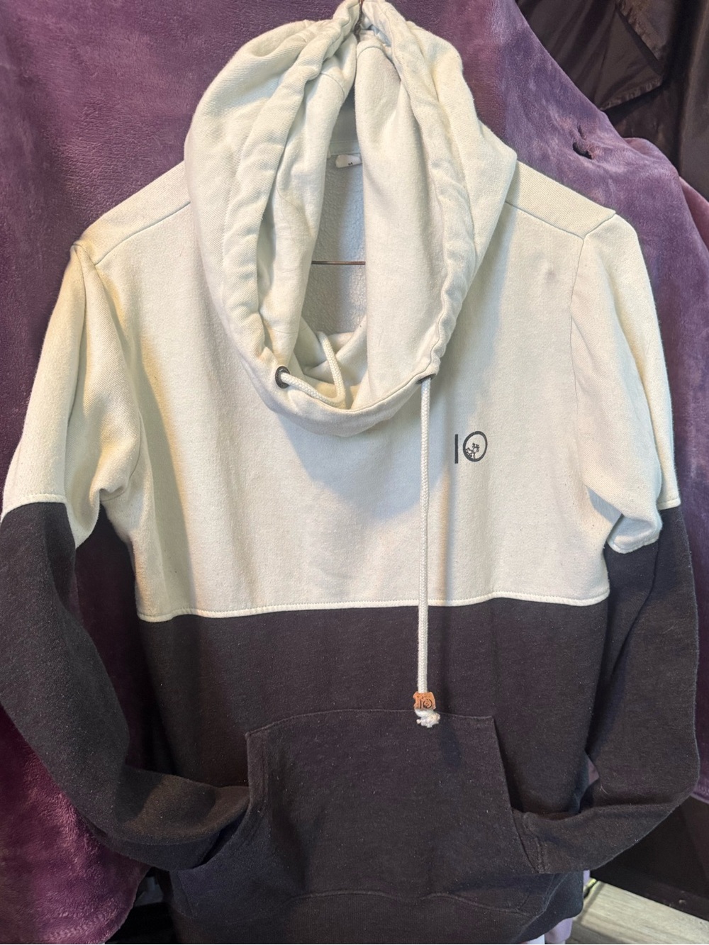 10 tree brand . Two-Tone Crewneck Pullover Sweater - Light Mint & Charcoal new!